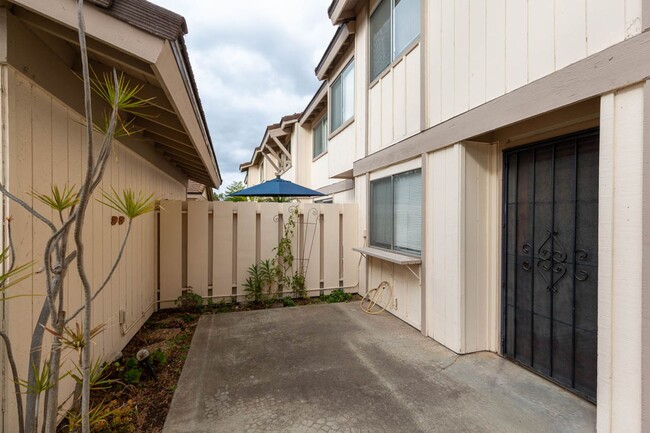 Building Photo - 3 bed, 2 bth, TOWNHOME in RANCHO BERNARDO