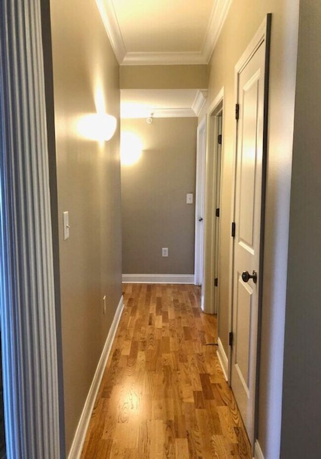 Building Photo - Top Floor Condo in Great Carmel Location!