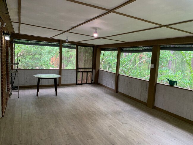 Building Photo - LIVE ON THE LAKE!!