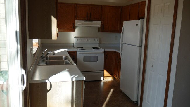 Building Photo - 4 Bed, 3 Bathroom House with Fenced in Bac...