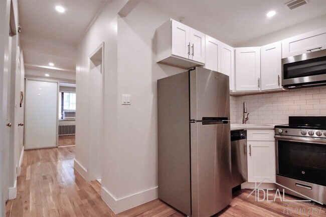 Building Photo - 18 Waverly Pl