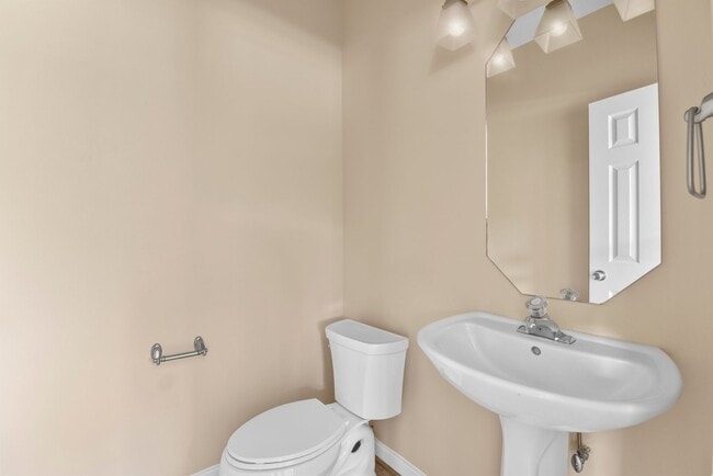 Building Photo - Charming 3-Bed, 2.5-Bath Home in the Heart of the Heights with Spacious Yard & Prime Location