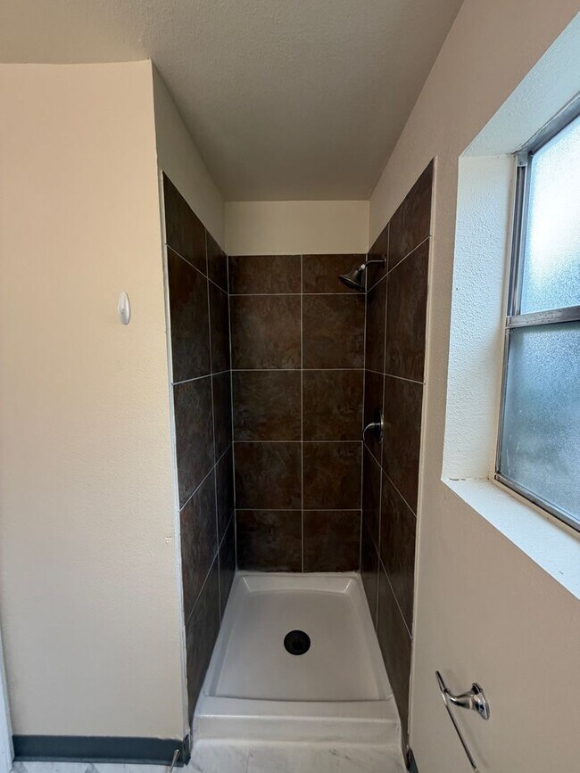 Building Photo - 3 Bedroom Updated Home Available Near Montano Rd NW & Unser Blvd NW!