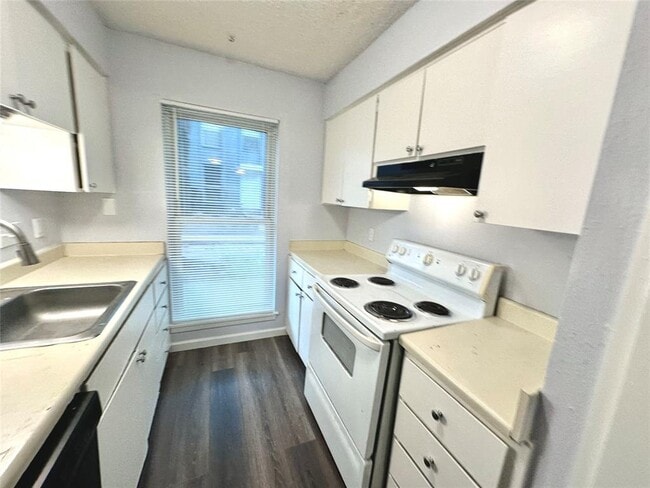 Building Photo - 3822 Southway Dr