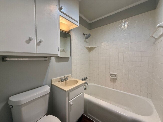 Building Photo - 429 W Hurd St