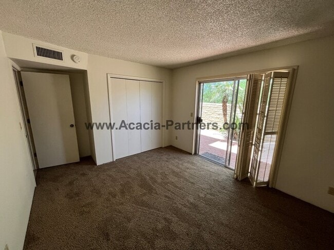 Building Photo - Large Three Bedroom Townhouse