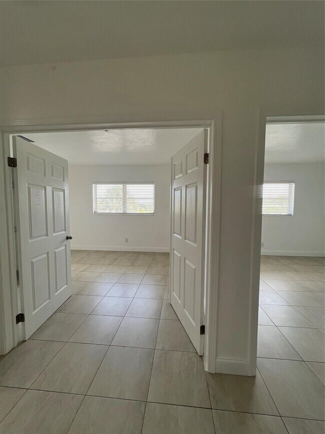 Building Photo - 2550 NE 51st St