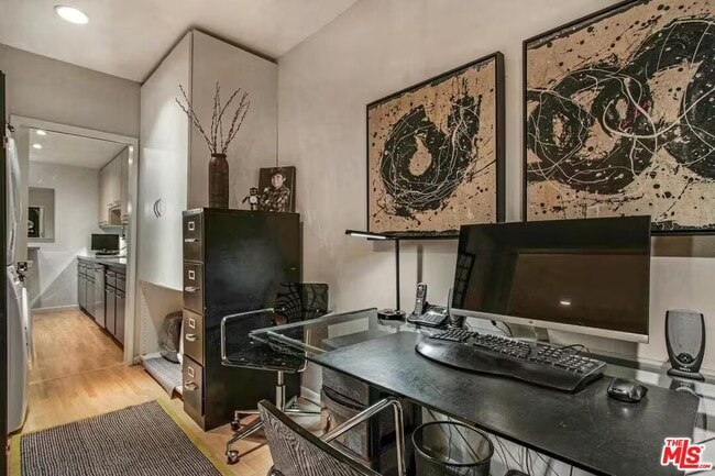 Building Photo - 8550 Holloway Dr