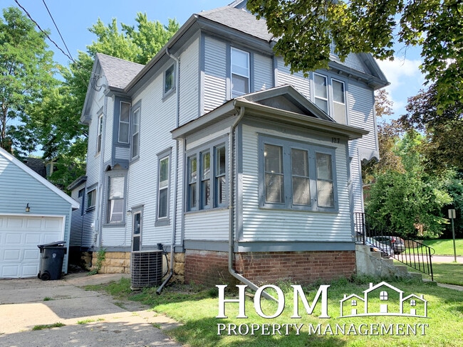 Building Photo - 127 Center St