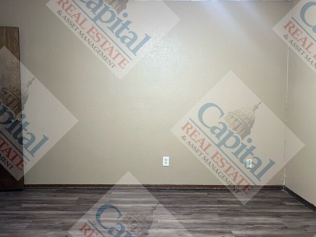 Building Photo - Spacious 4 Bedroom