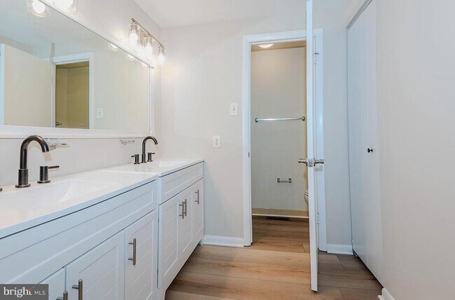 Building Photo - 1116 Soho Ct