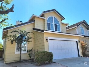 Building Photo - Lovely and Spacious 4-bedroom Beauty in De...