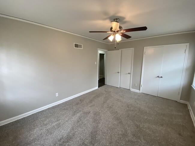 Building Photo - 1064 E Shelby Dr Memphis, TN 38116