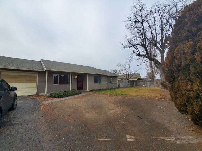 Building Photo - 3 bedroom 1 bath home with 1 car garage an...