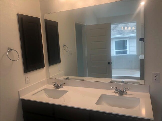 Building Photo - 100 Passiflora Dr