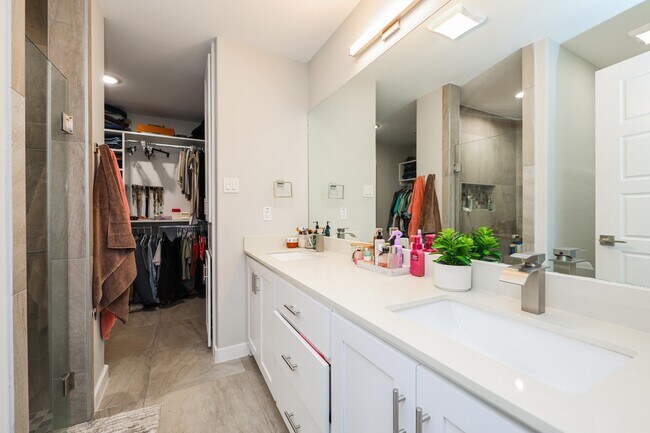 Building Photo - 1025 La Muralla St