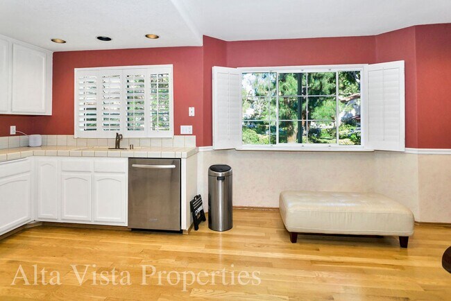 Building Photo - Beautiful Dual Master bedroom Townhome in ...