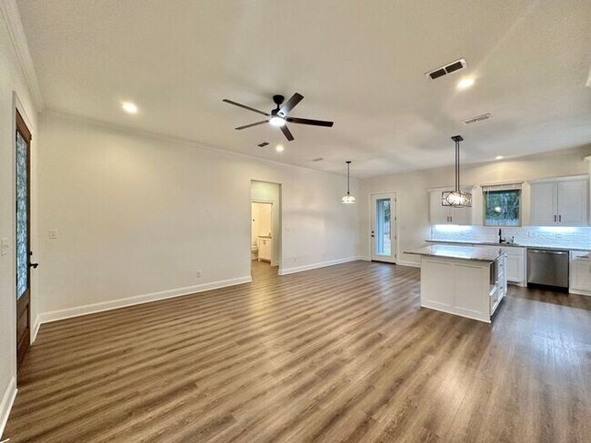 Building Photo - Stunning 3/2/2 on the Outskirts of Lindale!