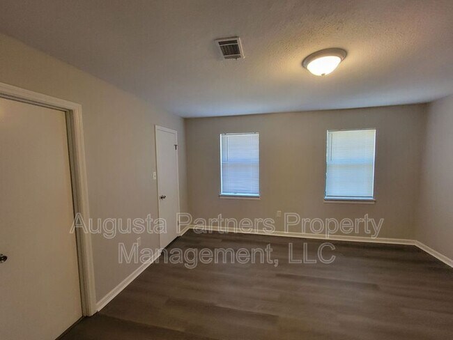 Building Photo - 3921 Miramar Dr Ext