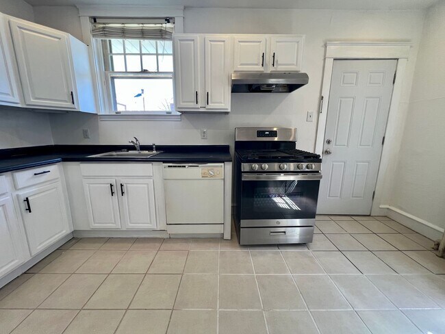 Building Photo - Gorgeous 3-Bedroom Townhome in Parkside! Available NOW!