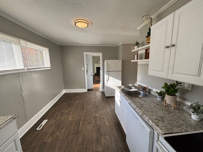 Building Photo - Coming Soon! 3 bedroom 1 bathroom house !