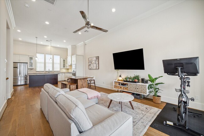 Primary Photo - 9520 London Bridge Station