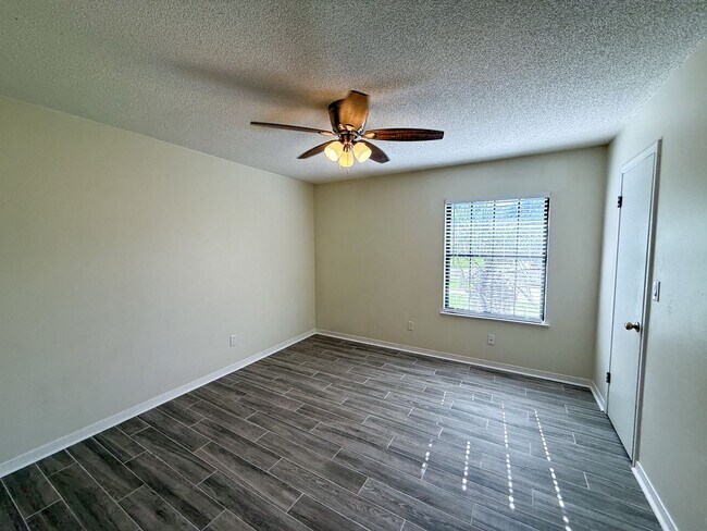 Building Photo - 1035 Peakview Dr