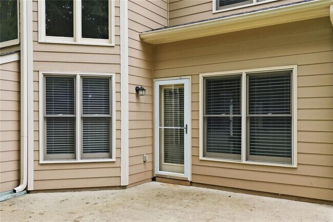 Building Photo - 2058 Woodside Park Dr