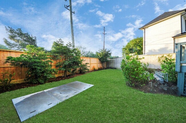 Building Photo - 4005 Woodshire Vlg Ests
