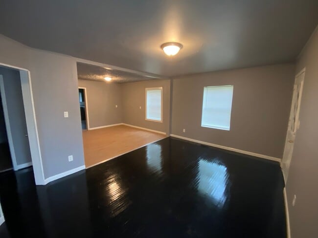 Building Photo - JANUARY MOVE IN SPECIAL!! FIRST MONTH FREE!