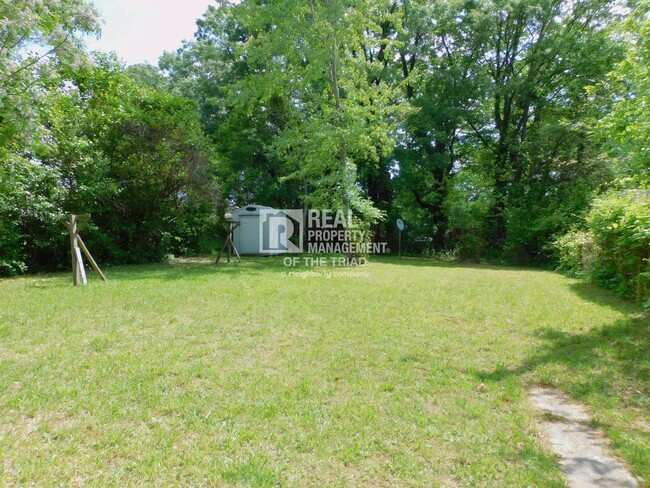 Building Photo - Adorable 2 BR/1 BA Home w/ Fenced Yard