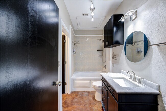 Building Photo - 2205 McKinney St