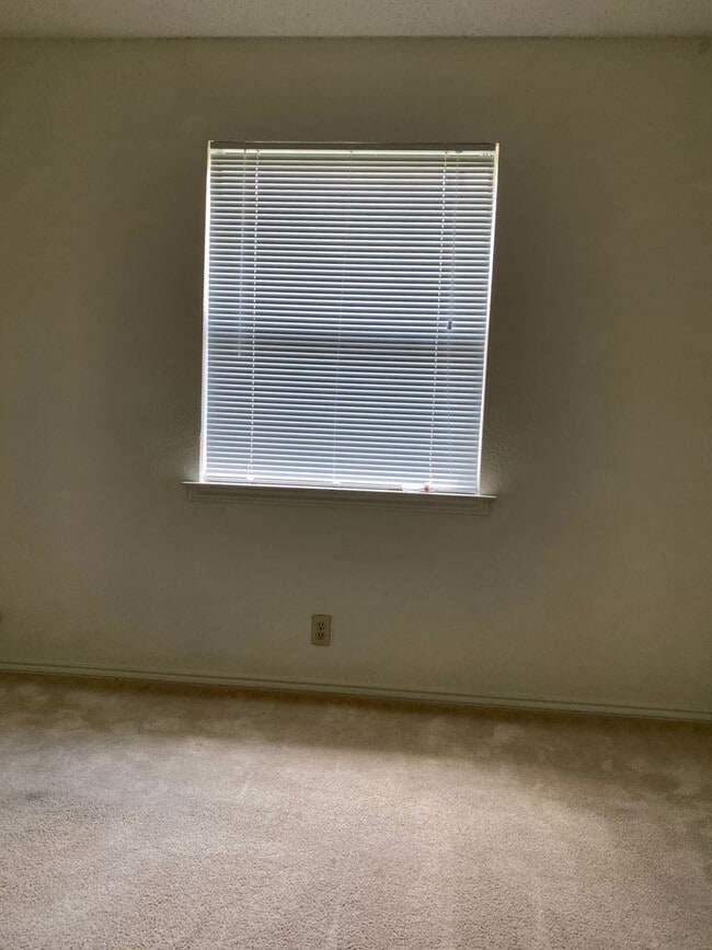 Building Photo - Half Duplex ready for immediate move-in!