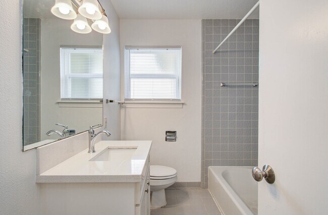 Building Photo - 5519 Huisache St