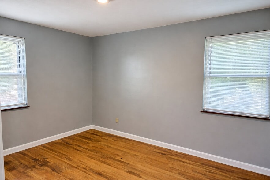 Building Photo - 5517 Surrey Ave