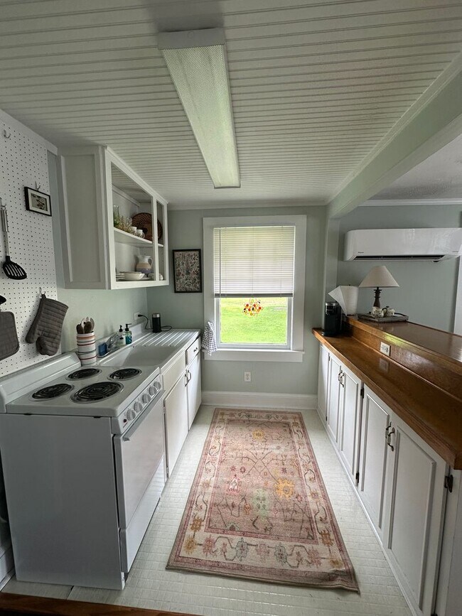 Building Photo - One Bedroom Garage Apartment in 5 Points!!