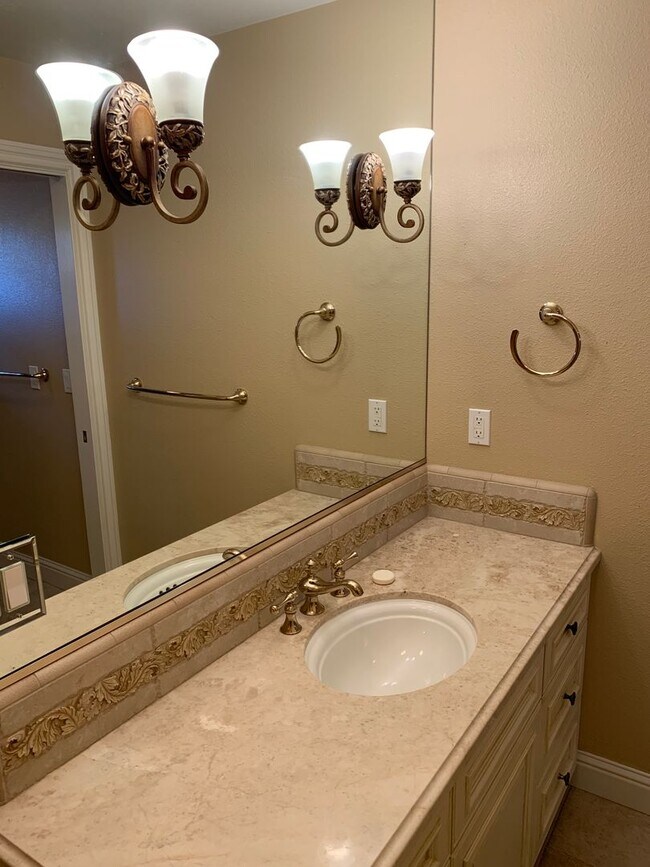 Building Photo - 4 Bedroom 3 Bath Home