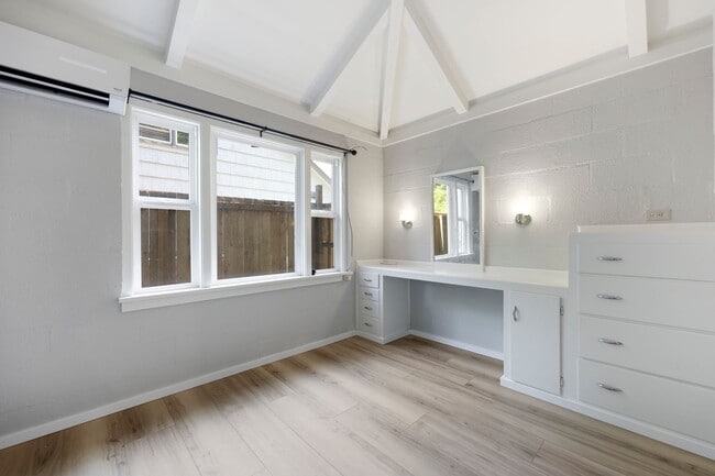 Building Photo - MOVE IN READY! A/C home with 2 bed, 1 bath...