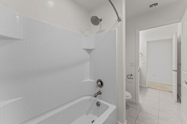 Building Photo - 4 Bedroom 2.5 Bathroom