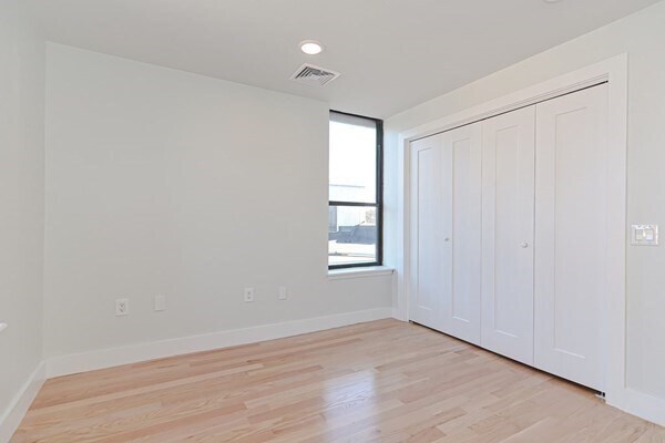 Building Photo - 1674 Beacon St
