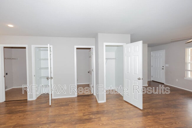 Building Photo - 5411 SW Cherry Creek Rd