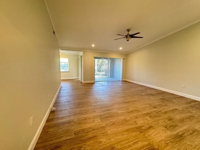 Building Photo - AVAILABLE NOW!  2 Bedroom 2 Bath Duplex with 1 Car Garage!