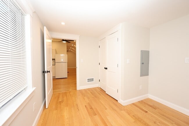 Building Photo - 85 Oak St