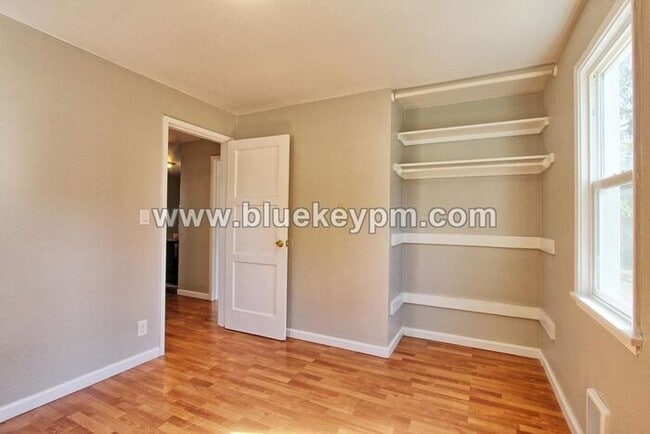 Building Photo - Updated 2 Bed, 1 Bath Bungalow in Harney H...