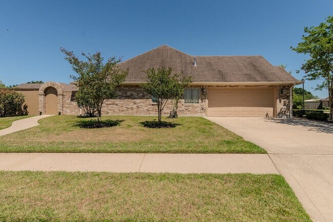 Building Photo - 313 Winding Brook Dr