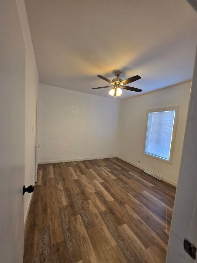 Building Photo - Quaint 2 Bedroom Home