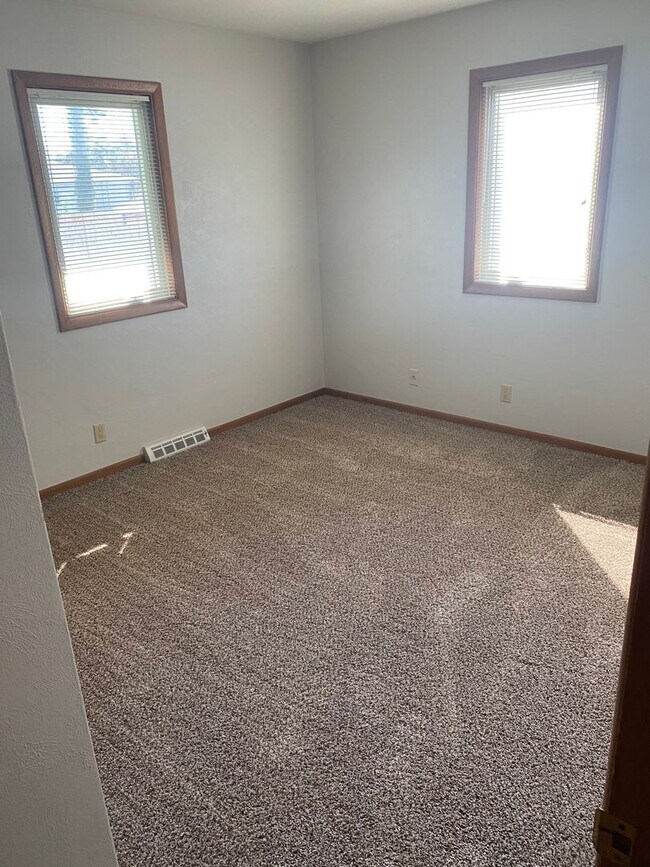 Building Photo - 2325-2327 Victoria Dr SW