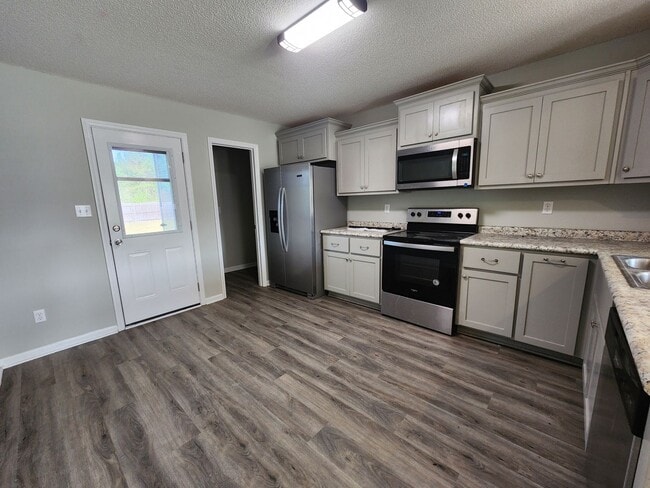 Building Photo - $500 Discount on Move-in Spacious & Inviting 3-Bedroom Home with Fenced Yard, Open Layout & Moder...