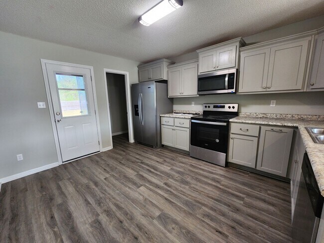 Building Photo - Move-in Spacious & Inviting 3-Bedroom Home with Fenced Yard, Open Layout & Modern Touches in Vald...