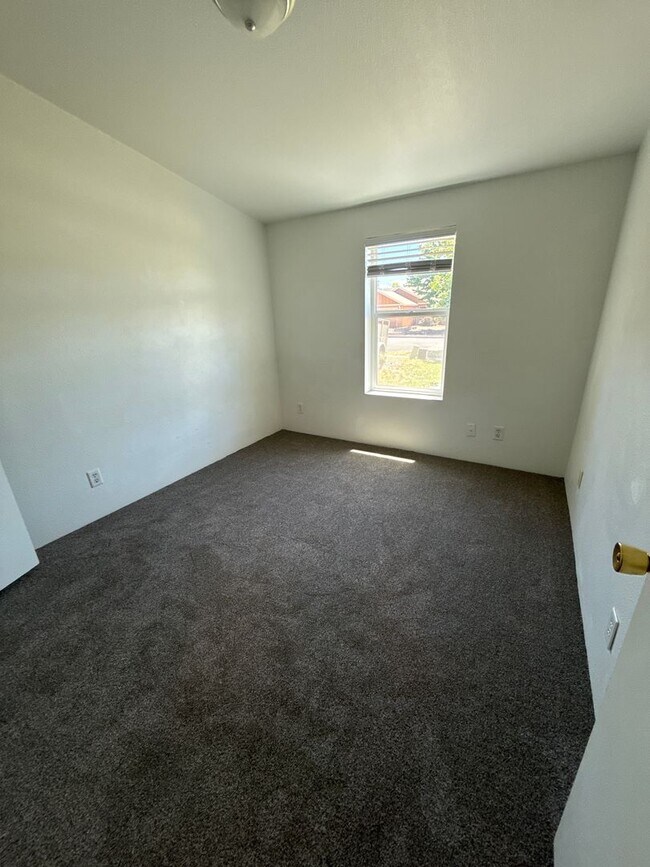 Building Photo - PETS Considered! SW Old Mill Area 4 Bdrm, ...